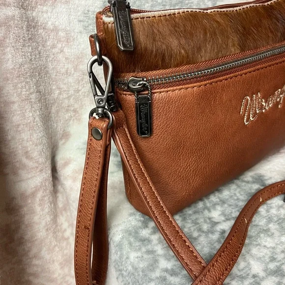 Wrangler Western cowhide crossbody bag - Picture 3 of 11